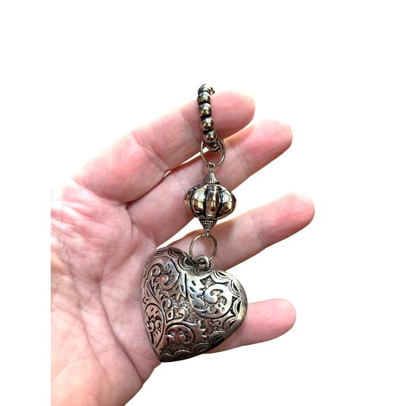 Puffy silver dangling textured heart pendant on silver ring vintage inspired - Picture 5 of 5